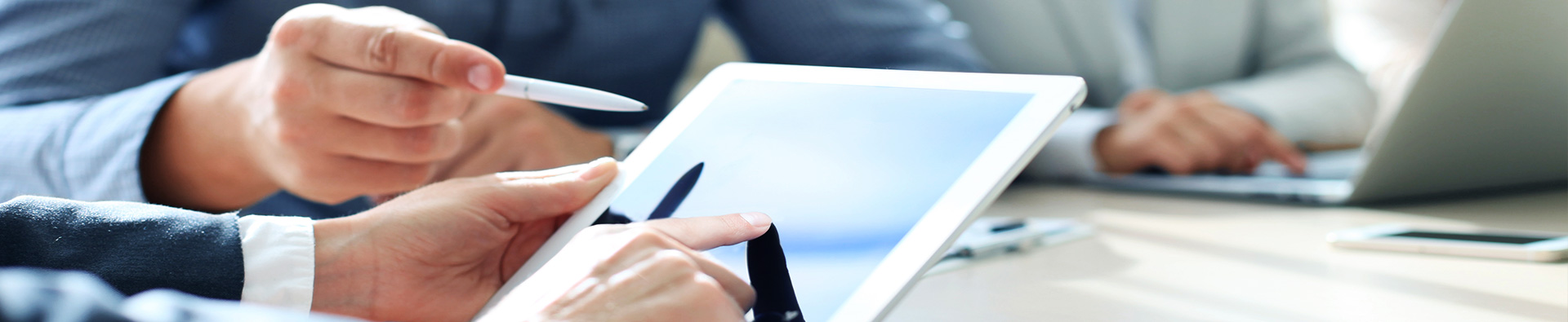 Persone impegnate a consultare un tablet